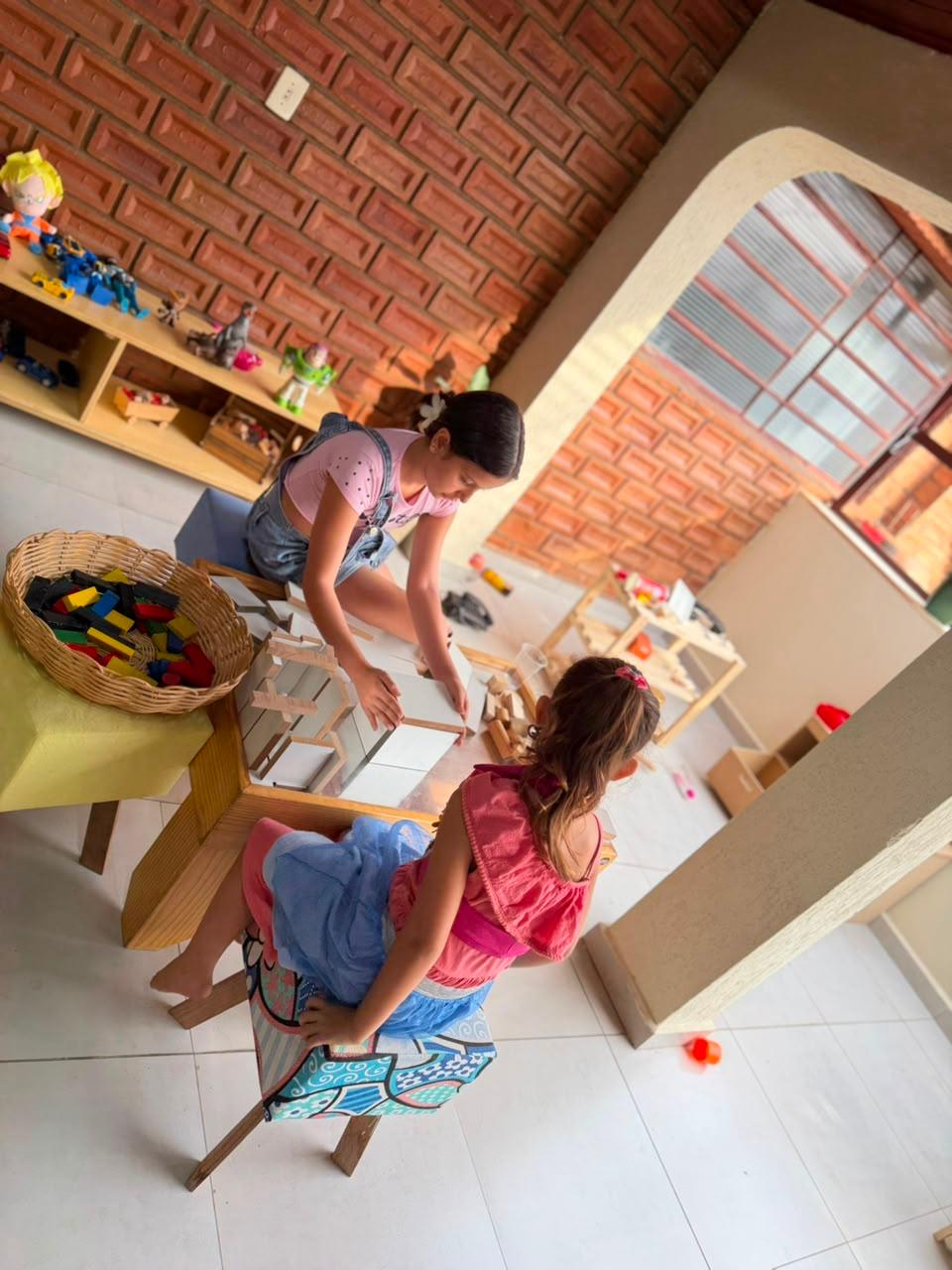 Crianças construindo juntas durante o contraturno no Vila Baobá
