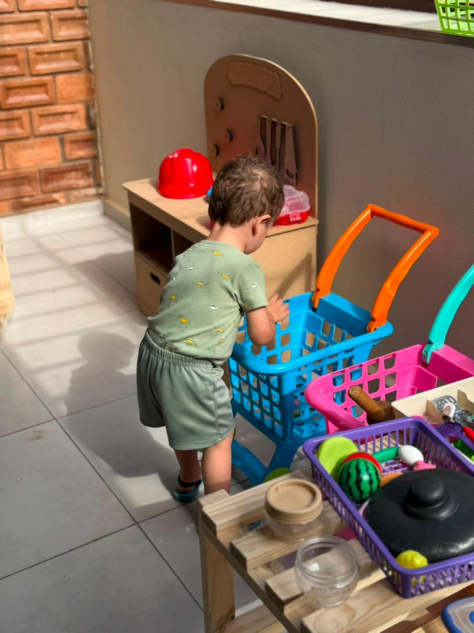 Criança vivendo uma brincadeira de faz de conta no Vila Baobá